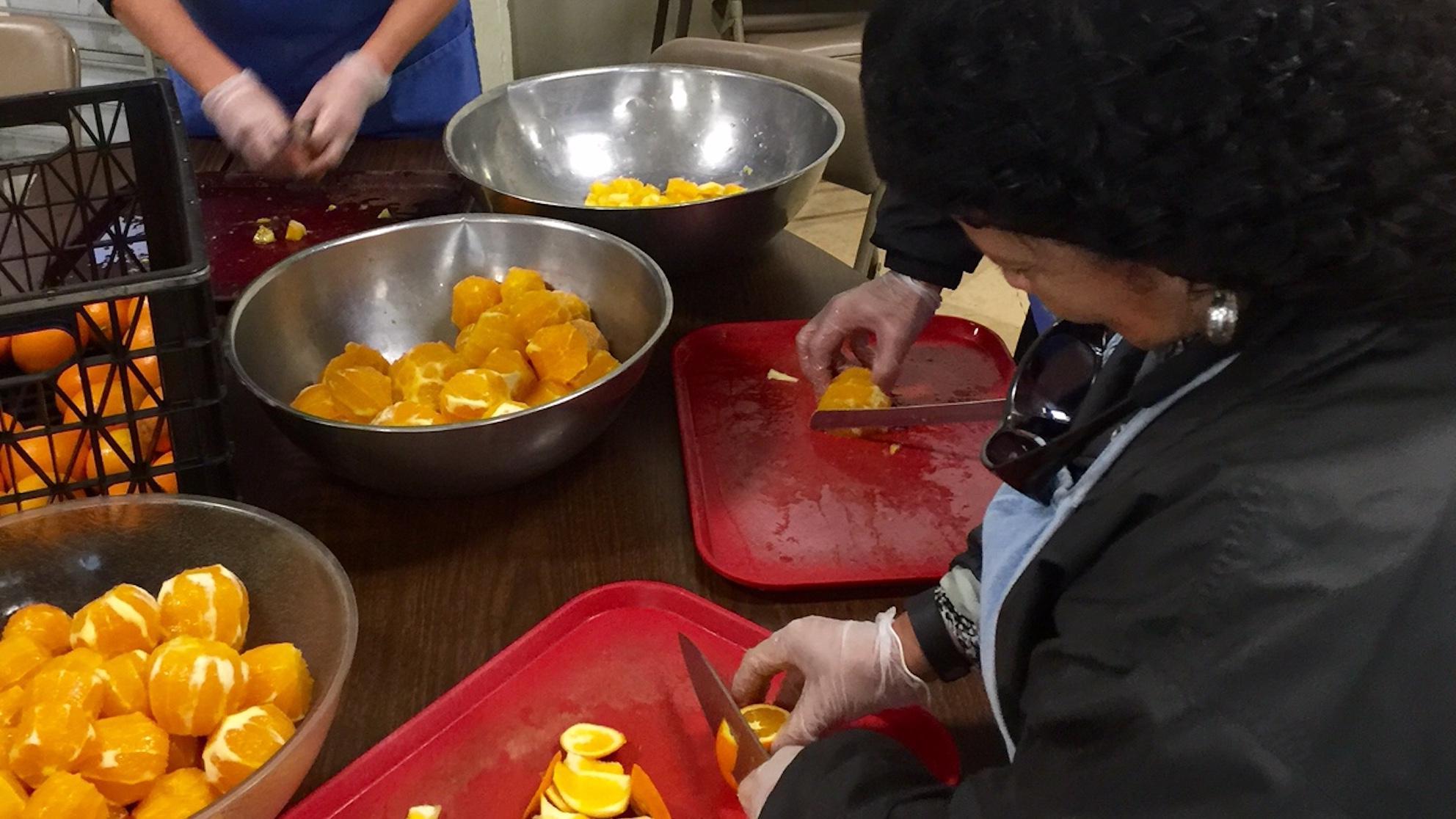 SJW的员工在切橙子